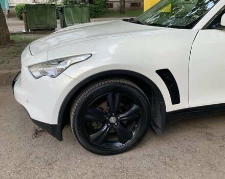Белый Инфинити FX 35, объемом двигателя 3.5 л и пробегом 124 тыс. км за 13800 $, фото 3 на Automoto.ua