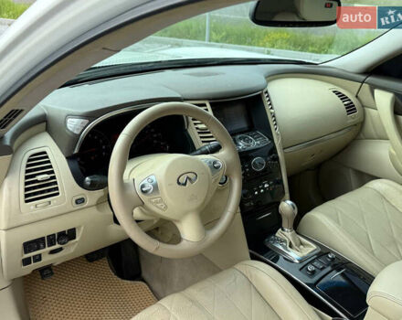 Белый Инфинити FX 35, объемом двигателя 3.5 л и пробегом 270 тыс. км за 12199 $, фото 25 на Automoto.ua