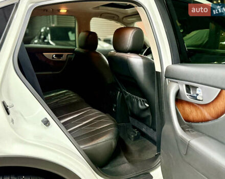 Белый Инфинити FX 35, объемом двигателя 3.5 л и пробегом 193 тыс. км за 15900 $, фото 52 на Automoto.ua