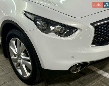 Белый Инфинити FX 35, объемом двигателя 3.5 л и пробегом 193 тыс. км за 15900 $, фото 61 на Automoto.ua