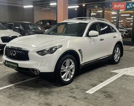 Белый Инфинити FX 35, объемом двигателя 3.5 л и пробегом 193 тыс. км за 15900 $, фото 22 на Automoto.ua