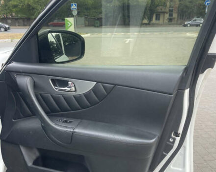 Белый Инфинити FX 35, объемом двигателя 3.5 л и пробегом 255 тыс. км за 14500 $, фото 16 на Automoto.ua