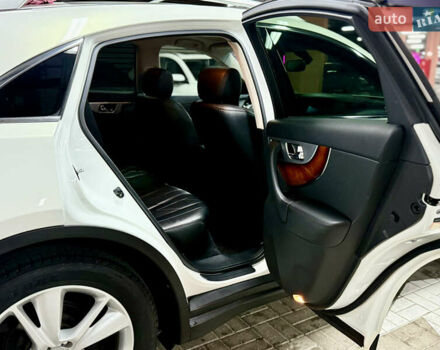 Белый Инфинити FX 35, объемом двигателя 3.5 л и пробегом 193 тыс. км за 15900 $, фото 47 на Automoto.ua