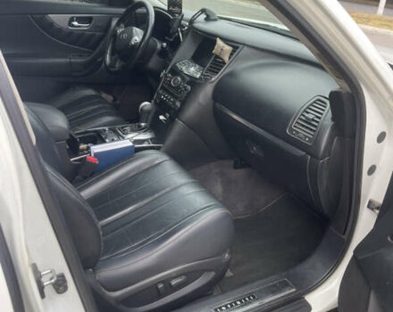 Белый Инфинити FX 35, объемом двигателя 3.5 л и пробегом 255 тыс. км за 14500 $, фото 13 на Automoto.ua