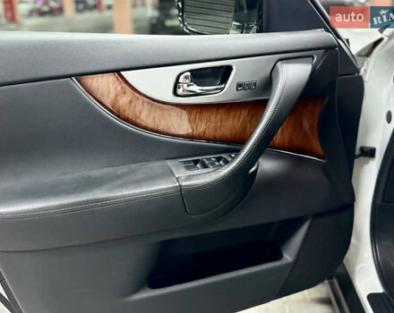 Белый Инфинити FX 35, объемом двигателя 3.5 л и пробегом 193 тыс. км за 15900 $, фото 38 на Automoto.ua