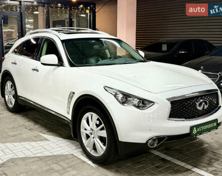 Белый Инфинити FX 35, объемом двигателя 3.5 л и пробегом 193 тыс. км за 15900 $, фото 6 на Automoto.ua