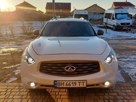 Белый Инфинити FX 35, объемом двигателя 3.5 л и пробегом 227 тыс. км за 11500 $, фото 1 на Automoto.ua