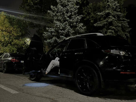 Черный Инфинити FX 35, объемом двигателя 3.5 л и пробегом 300 тыс. км за 9000 $, фото 1 на Automoto.ua