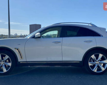 Белый Инфинити FX 37, объемом двигателя 3.7 л и пробегом 137 тыс. км за 19500 $, фото 1 на Automoto.ua