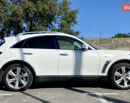 Белый Инфинити FX 37, объемом двигателя 3.7 л и пробегом 137 тыс. км за 19500 $, фото 5 на Automoto.ua