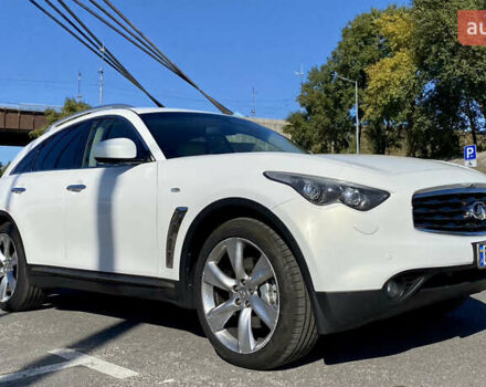 Белый Инфинити FX 37, объемом двигателя 3.7 л и пробегом 137 тыс. км за 19500 $, фото 6 на Automoto.ua