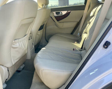 Белый Инфинити FX 37, объемом двигателя 3.7 л и пробегом 137 тыс. км за 19500 $, фото 10 на Automoto.ua