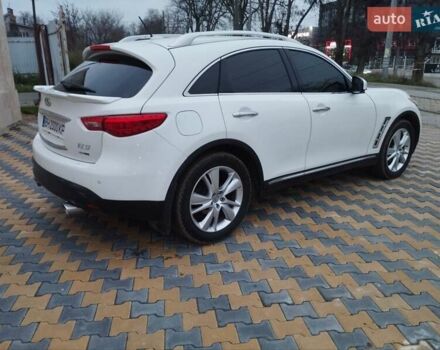Белый Инфинити FX 37, объемом двигателя 3.7 л и пробегом 265 тыс. км за 12900 $, фото 1 на Automoto.ua