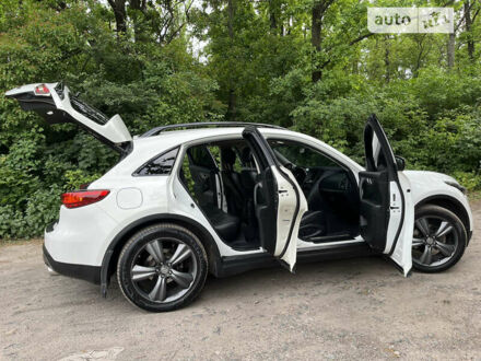Інфініті FX 37 2013 у Смеле на Automoto.ua Білий Інфініті FX 37, об'ємом двигуна 3.7 л та пробігом 265 тис. км за 17200 $, фото 1 на Automoto.ua
