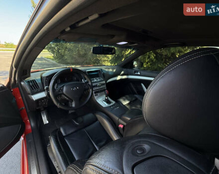 Красный Инфинити G37, объемом двигателя 3.7 л и пробегом 210 тыс. км за 10000 $, фото 4 на Automoto.ua