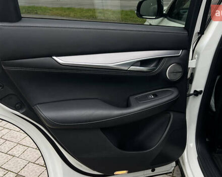 Белый Инфинити QX55, объемом двигателя 2 л и пробегом 33 тыс. км за 34900 $, фото 30 на Automoto.ua