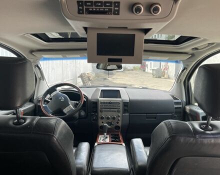 Белый Инфинити QX56, объемом двигателя 5.6 л и пробегом 300 тыс. км за 3200 $, фото 4 на Automoto.ua