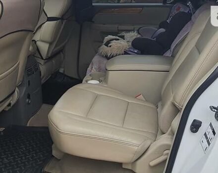 Белый Инфинити QX56, объемом двигателя 5.6 л и пробегом 232 тыс. км за 14000 $, фото 1 на Automoto.ua