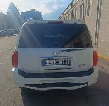 Белый Инфинити QX56, объемом двигателя 5.6 л и пробегом 182 тыс. км за 14600 $, фото 4 на Automoto.ua