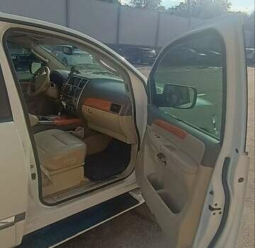 Белый Инфинити QX56, объемом двигателя 5.6 л и пробегом 182 тыс. км за 14600 $, фото 9 на Automoto.ua