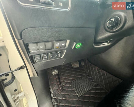 Белый Инфинити QX56, объемом двигателя 5.55 л и пробегом 222 тыс. км за 15950 $, фото 42 на Automoto.ua