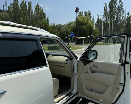 Белый Инфинити QX56, объемом двигателя 5.6 л и пробегом 65 тыс. км за 19500 $, фото 20 на Automoto.ua