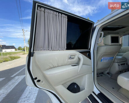 Белый Инфинити QX56, объемом двигателя 5.55 л и пробегом 216 тыс. км за 15900 $, фото 33 на Automoto.ua