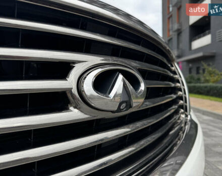 Инфинити QX56 2011 в Киеве на Automoto.ua Белый Инфинити QX56, объемом двигателя 5.55 л и пробегом 138 тыс. км за 16999 $, фото 5 на Automoto.ua
