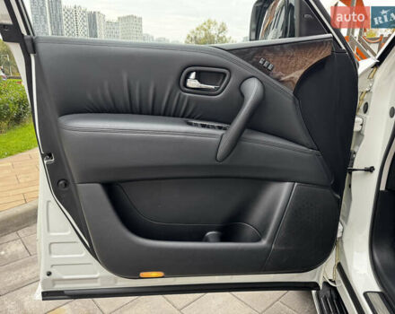 Белый Инфинити QX56, объемом двигателя 5.6 л и пробегом 138 тыс. км за 16800 $, фото 15 на Automoto.ua