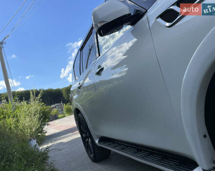 Белый Инфинити QX56, объемом двигателя 5.55 л и пробегом 216 тыс. км за 15900 $, фото 19 на Automoto.ua