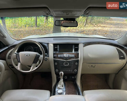 Белый Инфинити QX56, объемом двигателя 5.6 л и пробегом 300 тыс. км за 15500 $, фото 26 на Automoto.ua