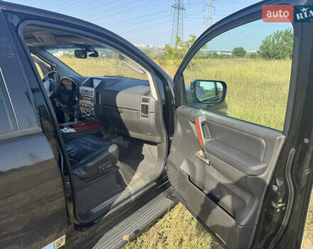 Черный Инфинити QX56, объемом двигателя 5.55 л и пробегом 200 тыс. км за 12000 $, фото 10 на Automoto.ua