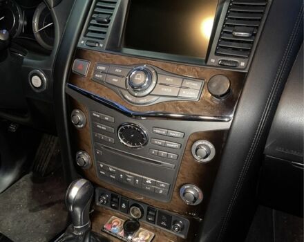 Чорний Інфініті QX56, об'ємом двигуна 5.6 л та пробігом 267 тис. км за 15000 $, фото 9 на Automoto.ua