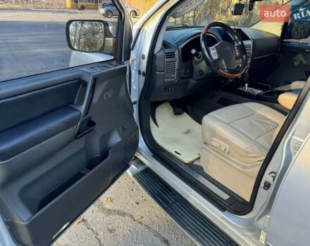 Серый Инфинити QX56, объемом двигателя 5.6 л и пробегом 300 тыс. км за 10000 $, фото 9 на Automoto.ua