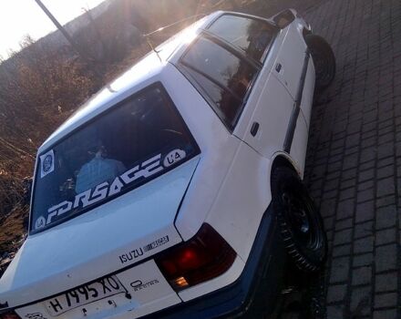 Белый Исузу Джемини, объемом двигателя 1.5 л и пробегом 290 тыс. км за 1000 $, фото 1 на Automoto.ua