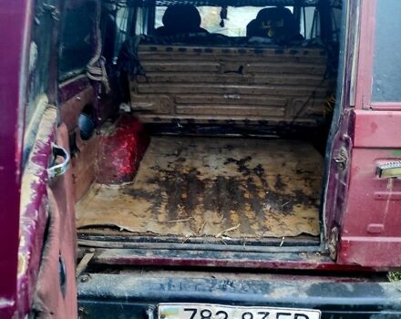 Красный Исузу Трупер, объемом двигателя 2.2 л и пробегом 300 тыс. км за 1900 $, фото 4 на Automoto.ua