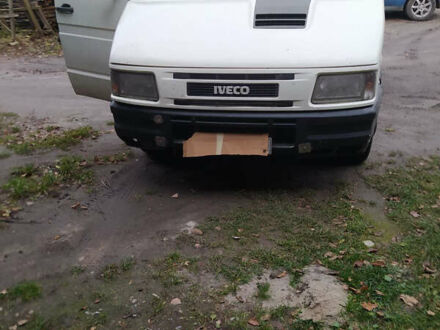 Белый Ивеко Дейли, объемом двигателя 2.5 л и пробегом 320 тыс. км за 3500 $, фото 1 на Automoto.ua