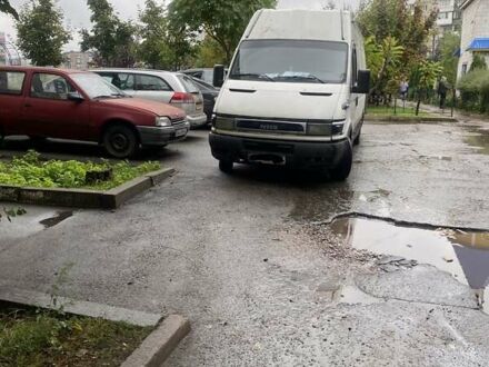 Белый Ивеко Дейли, объемом двигателя 3 л и пробегом 630 тыс. км за 4500 $, фото 1 на Automoto.ua