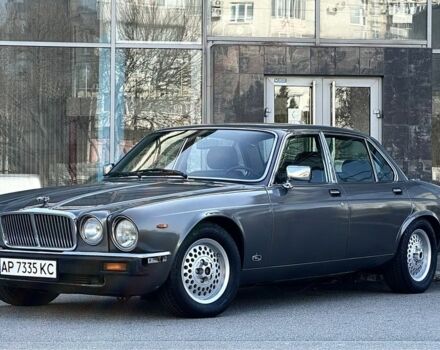 Сірий Ягуар Даймлер, об'ємом двигуна 5.3 л та пробігом 86 тис. км за 19999 $, фото 1 на Automoto.ua