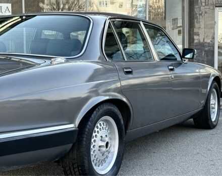 Сірий Ягуар Даймлер, об'ємом двигуна 5.3 л та пробігом 86 тис. км за 19999 $, фото 9 на Automoto.ua