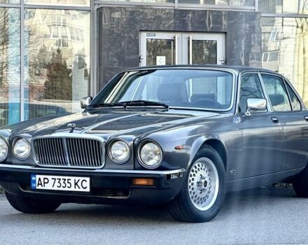 Сірий Ягуар Даймлер, об'ємом двигуна 5.3 л та пробігом 86 тис. км за 19999 $, фото 4 на Automoto.ua