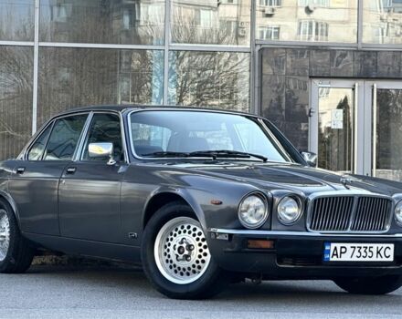 Сірий Ягуар Даймлер, об'ємом двигуна 5.3 л та пробігом 86 тис. км за 19999 $, фото 3 на Automoto.ua