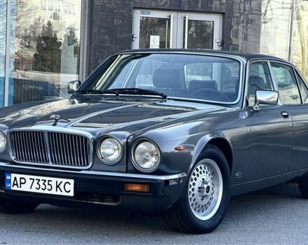 Сірий Ягуар Даймлер, об'ємом двигуна 5.3 л та пробігом 86 тис. км за 19999 $, фото 2 на Automoto.ua