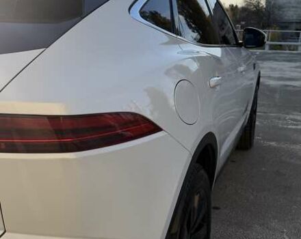 Белый Ягуар E-Pace, объемом двигателя 2 л и пробегом 77 тыс. км за 25000 $, фото 3 на Automoto.ua