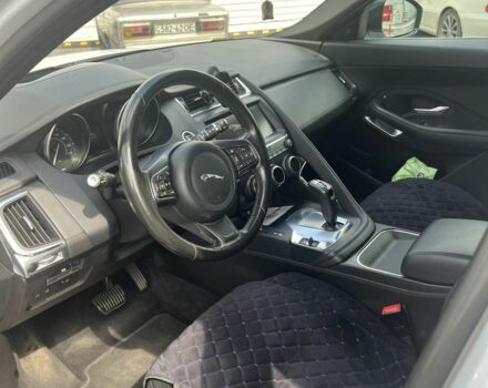 Белый Ягуар E-Pace, объемом двигателя 2 л и пробегом 185 тыс. км за 17600 $, фото 12 на Automoto.ua