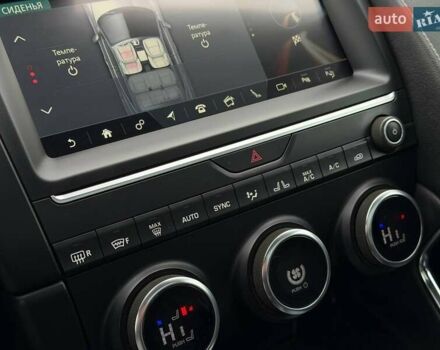 Белый Ягуар E-Pace, объемом двигателя 2 л и пробегом 120 тыс. км за 25500 $, фото 60 на Automoto.ua