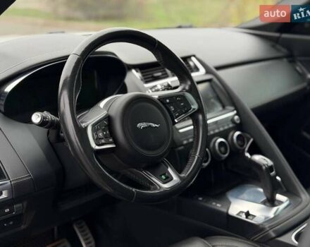 Белый Ягуар E-Pace, объемом двигателя 2 л и пробегом 120 тыс. км за 25500 $, фото 44 на Automoto.ua