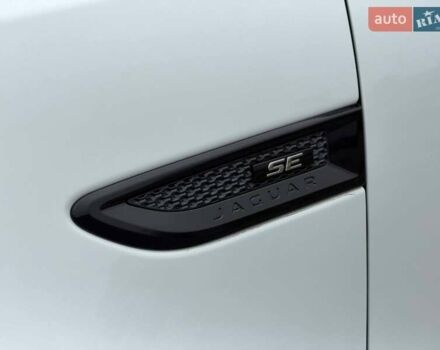Белый Ягуар E-Pace, объемом двигателя 2 л и пробегом 120 тыс. км за 25500 $, фото 7 на Automoto.ua