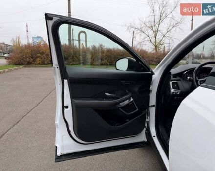 Белый Ягуар E-Pace, объемом двигателя 2 л и пробегом 120 тыс. км за 25500 $, фото 38 на Automoto.ua