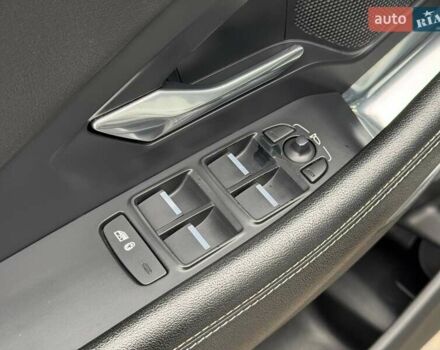 Белый Ягуар E-Pace, объемом двигателя 2 л и пробегом 120 тыс. км за 25500 $, фото 40 на Automoto.ua